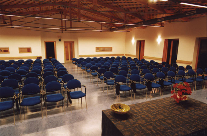 Centrum Mariapoli Vinoř sál.jpg